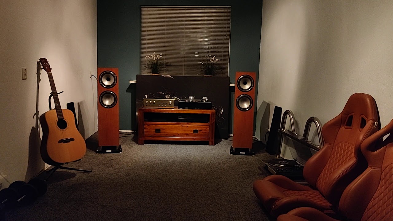 Tannoy Revolution XT8F, Accuphase E205, Bluesound
