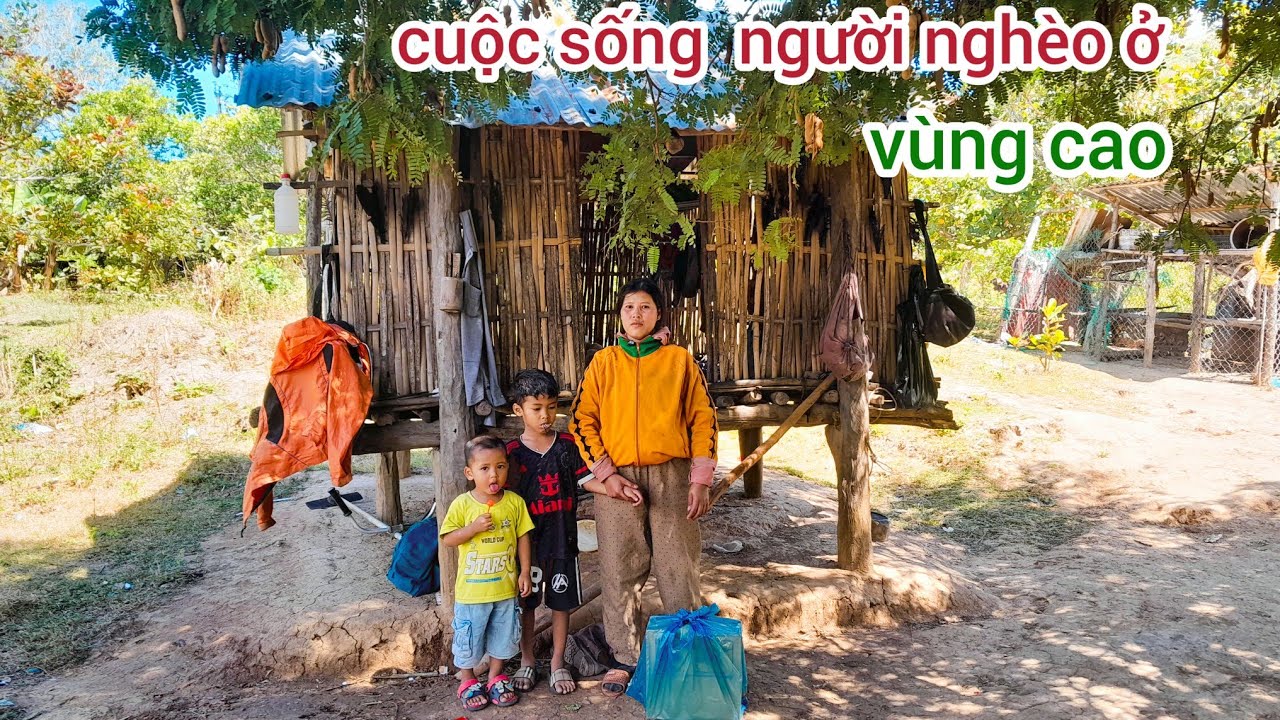 Cuộc sống gia đình em đồng bào  nghèo ở căn củ nát trên vùng núi