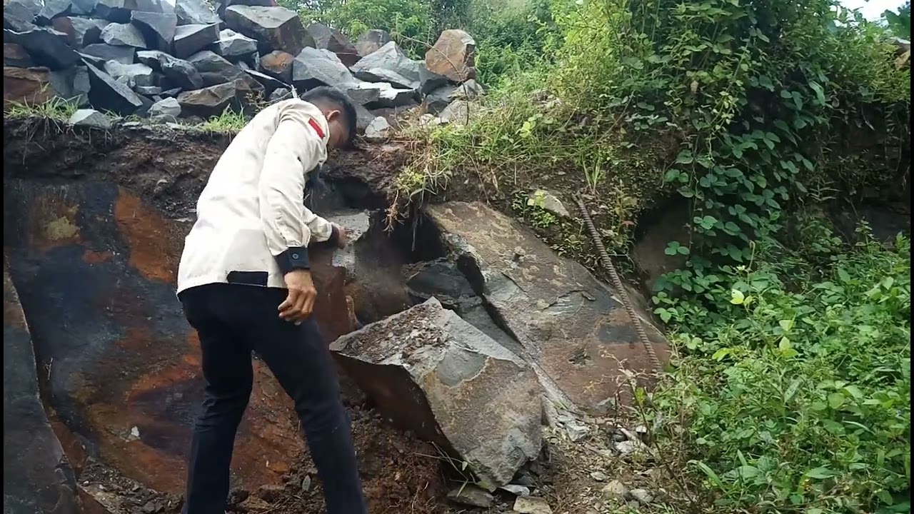 lokasi mecah batu ny    bagus  bikin enak pemecah nya