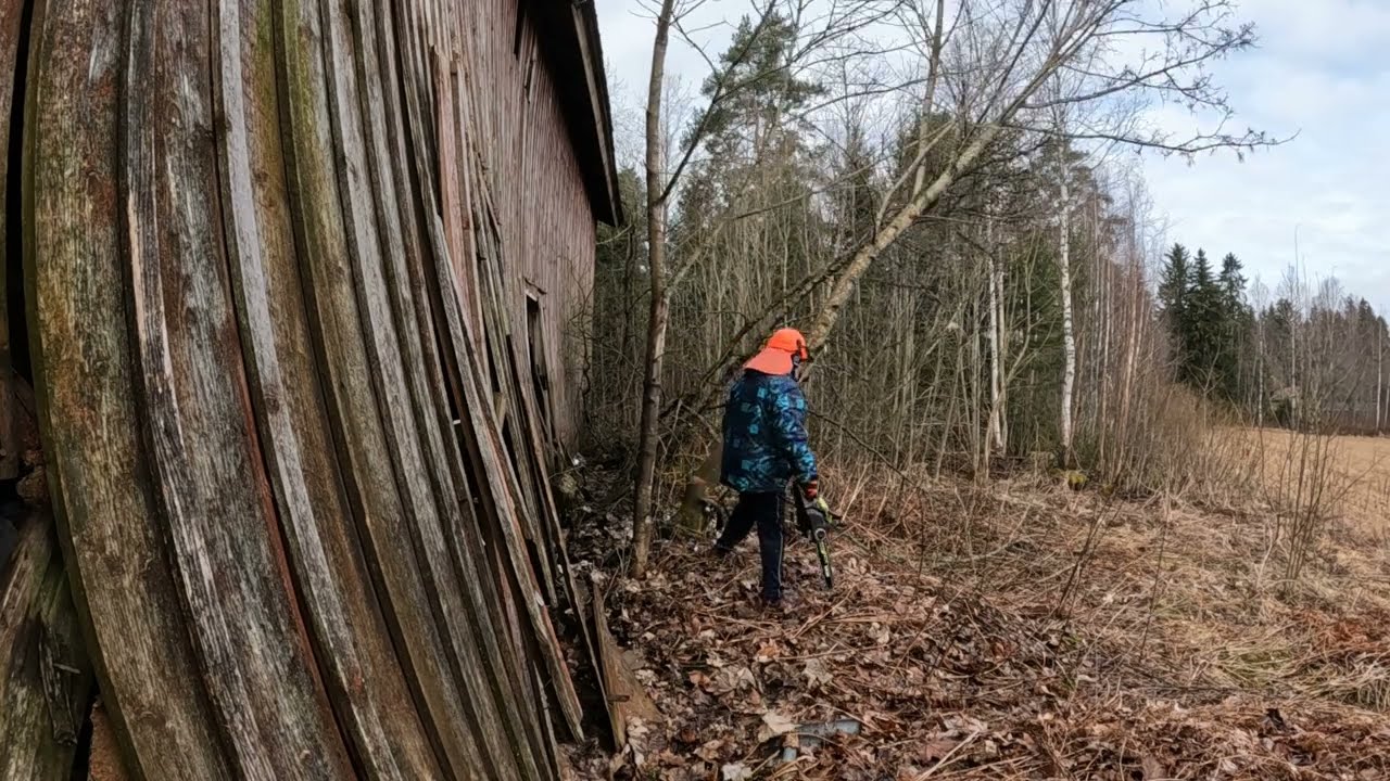 За сараем &mdash; груды мусора.