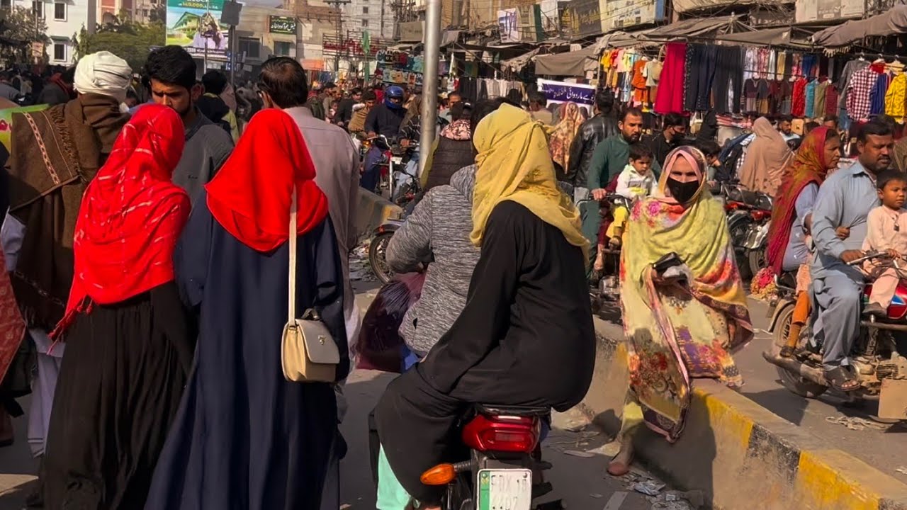 Mostly Busy Bazar Faisalabad ‚ Pakistan  [4K]  Faisalabad City Walking Tour