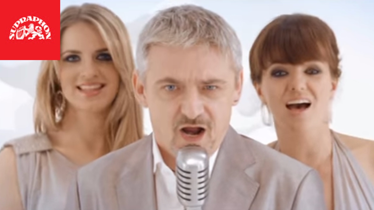 Gabriela Gunč&iacute;kov&aacute; & Marta Jandov&aacute; - Santa Superstar (Ofici&aacute;ln&iacute; video)