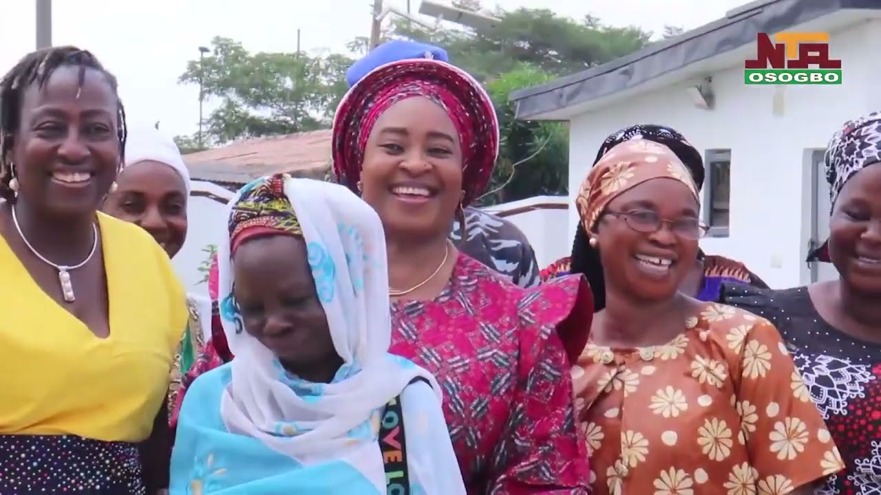 VALENTINE: WIFE OF OSUN GOVERNOR, ERELU NGOZI ADELEKE SHOWS LOVE TO WIDOWS, DISTRIBUTES FOOD ITEMS