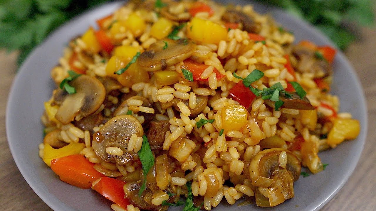 Reis mit Gem&uuml;se und Pilzen in einer Bratpfanne. Einfach und lecker!