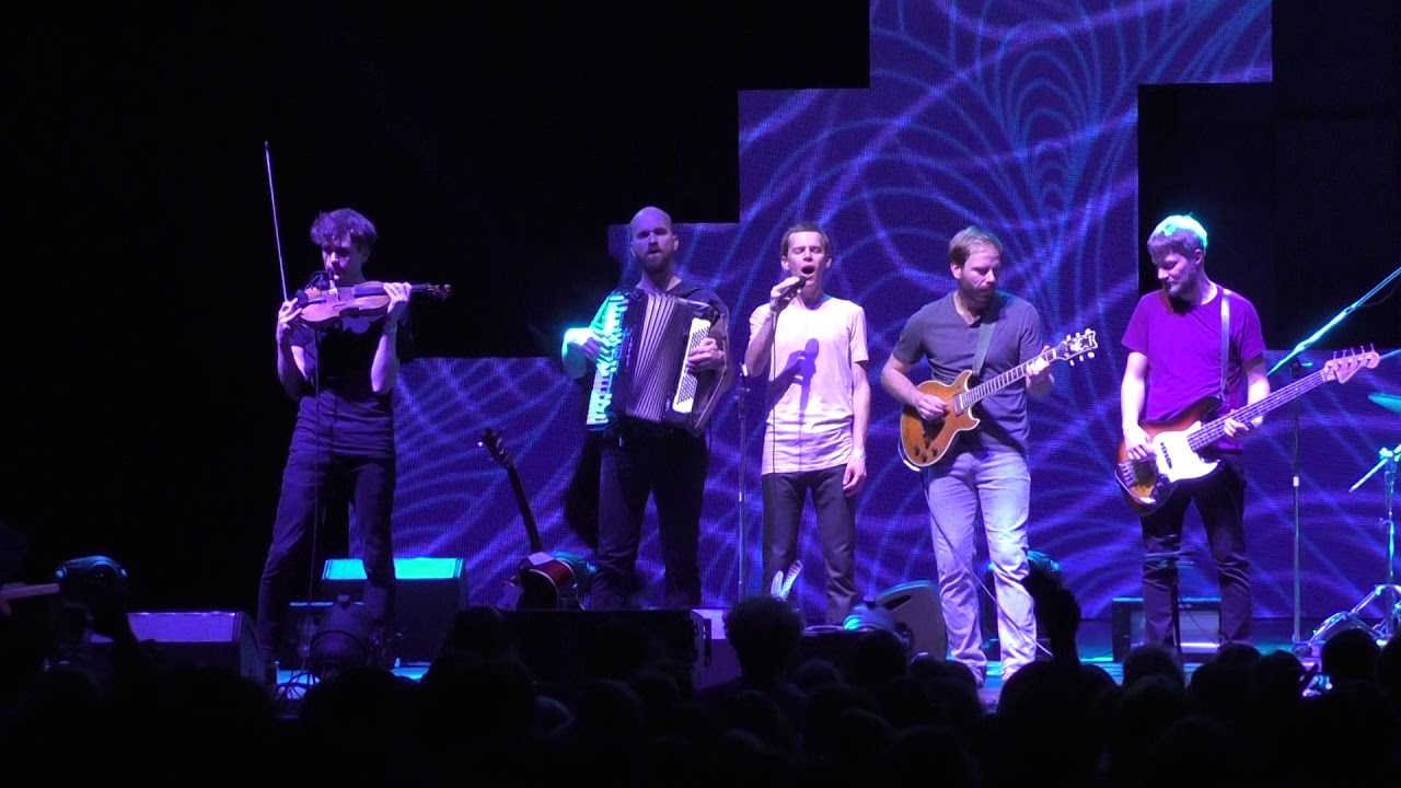 Zrní - Forum Karlín - 11.10.2017 - Mraky, domy, les