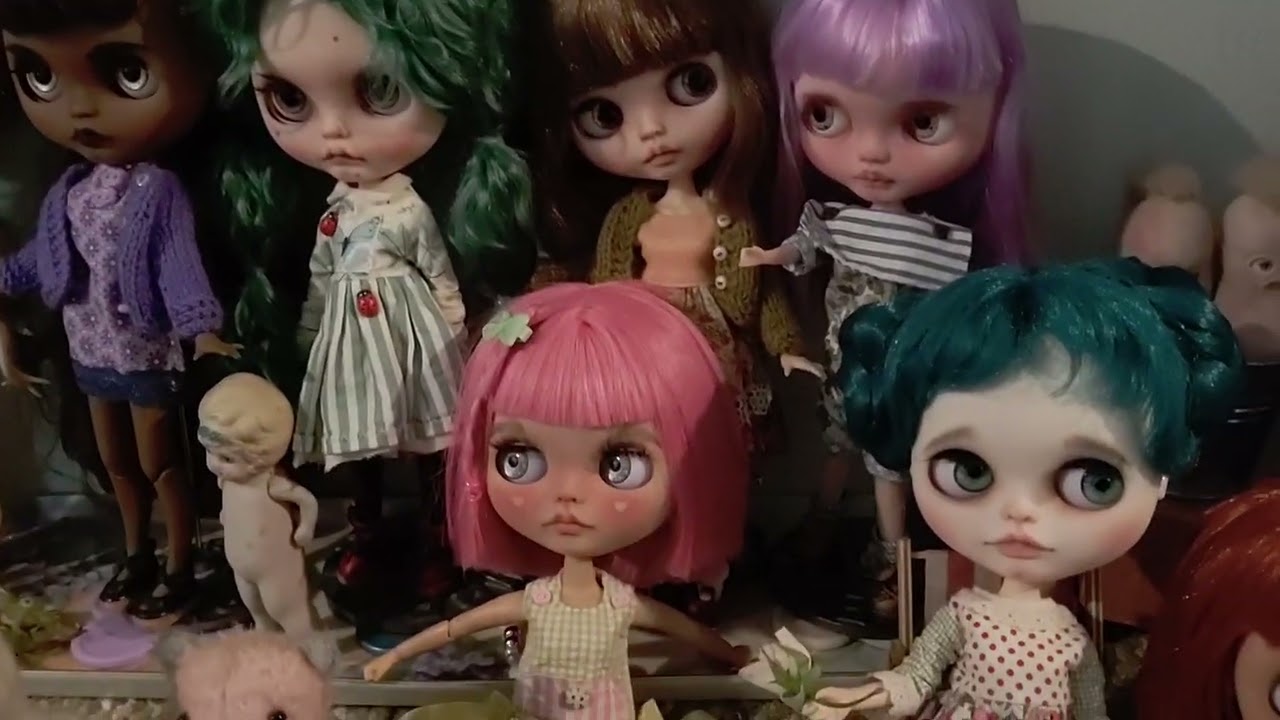 Displaying Blythe with panache.  A Blythe doll collection.