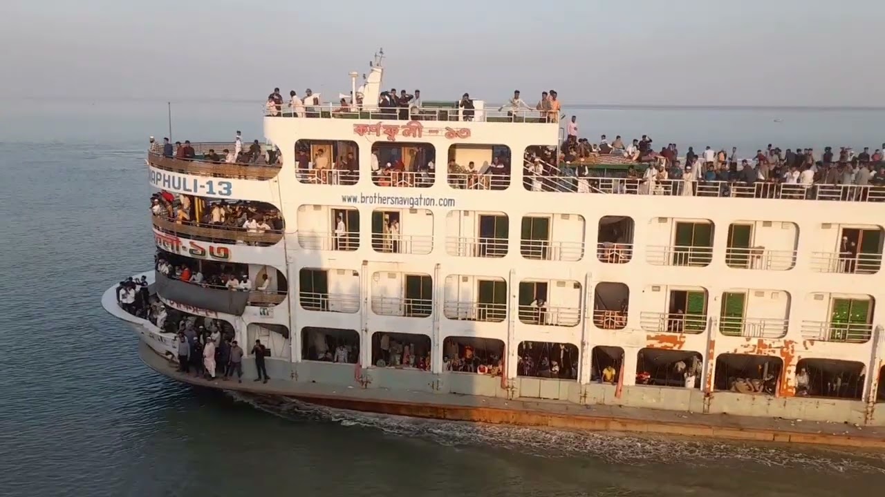 ওভারলোড হয়ে ঢাকা নদী বন্দরের উদ্দেশ্যে কর্ণফুলী ১৩ 