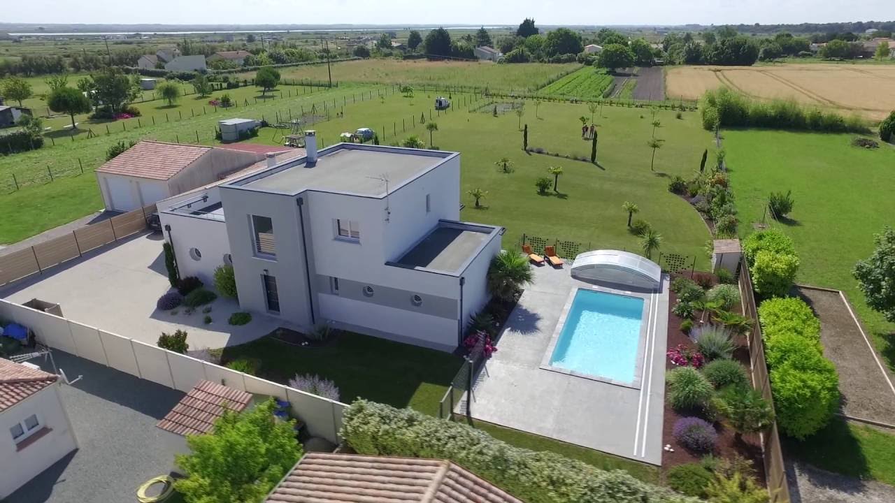 Trés réussi: Maison moderne qui mixe toiture traditionnelle et toiture terrasses