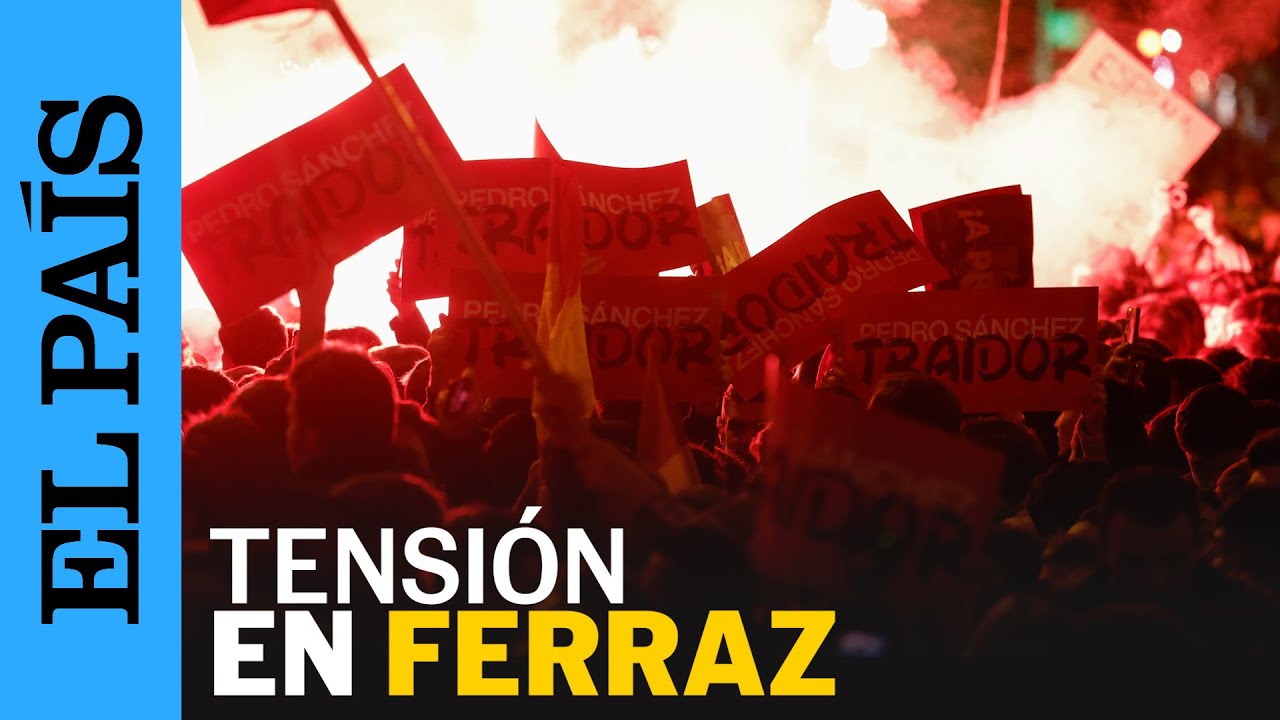 FERRAZ | Miles de personas se manifiestan en Madrid contra la amnistía en la sede del PSOE | EL PAÍS
