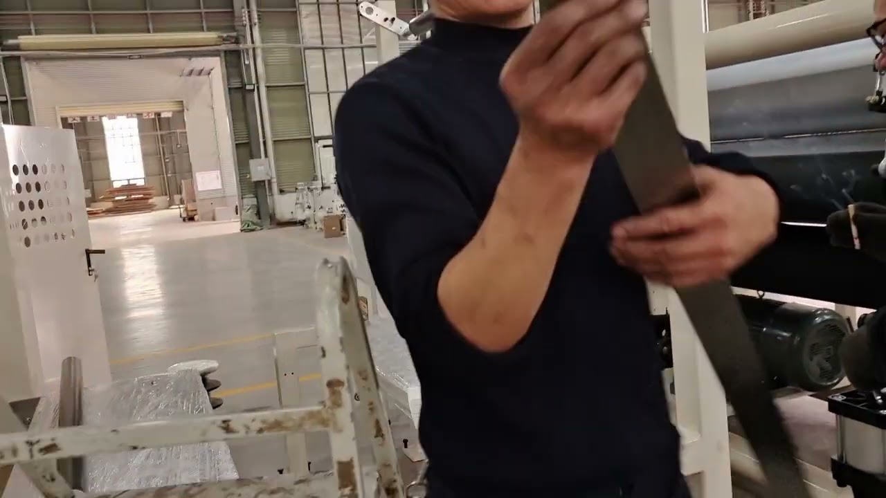 How to install the top blade for facial tissue folding machine