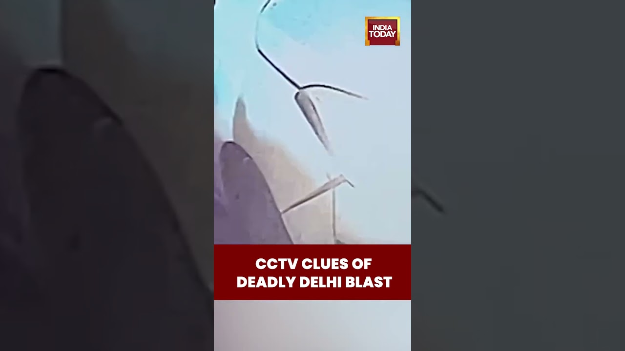 Delhi Blast CCTV Footage: i20 Car Moments Before Entering Parking Near #redfort Blast Site