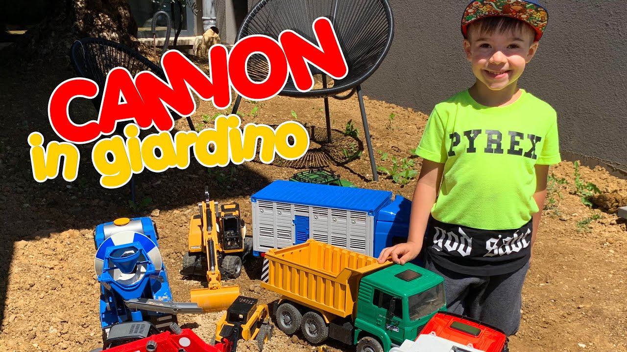 Mini cantiere in giardino con camion, ruspe ed escavatori giocattolo Bruder toys.