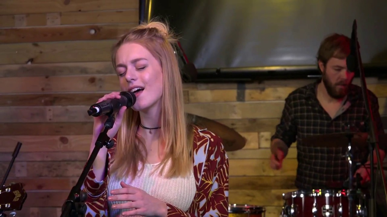 Demi Knight - Love the Same (live @ Talking Music)