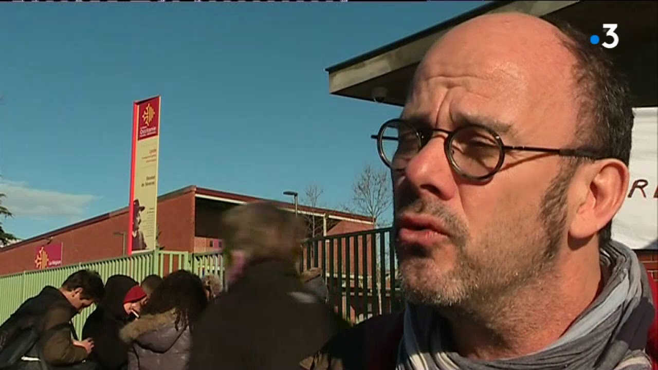 Pour dénoncer la réforme du lycée, à Toulouse des professeurs principaux rendent leur tablier