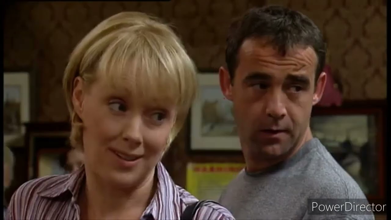 Classic Coronation Street - Janice Battersby vs. Sally; Confrontation At The Rovers (29/8/05P2*OD)