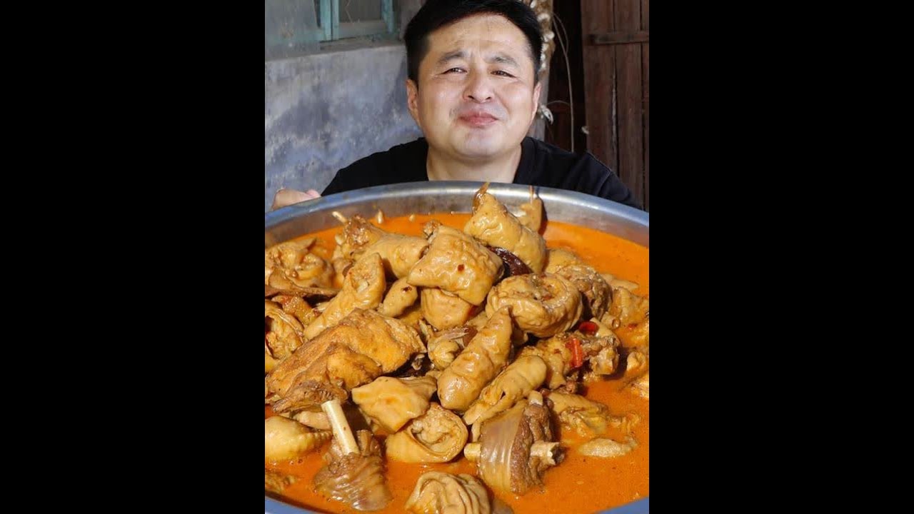 一堆肥肠一只鸡，吃出臭味，吃出鲜，一道肥肠鸡，让人欲罢不能 #肥肠鸡 #肥肠鸡怎么做好吃 #户外美食 #乡村美食