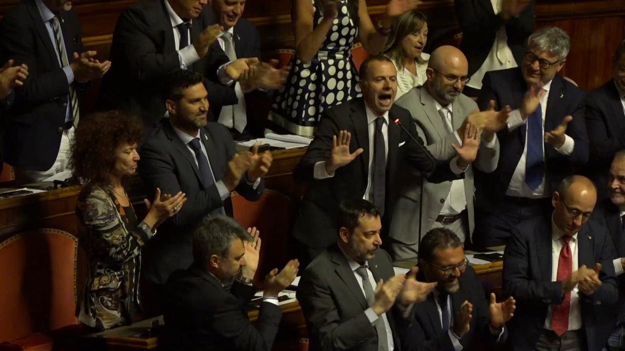 Moscopoli, bagarre in Senato: il Pd annuncia la mozione di sfiducia contro Salvini