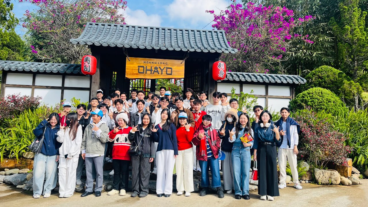 Trường trung học phổ thông Chuyên Trần Văn Giàu tham quan học tập xe 05 năm 2026.