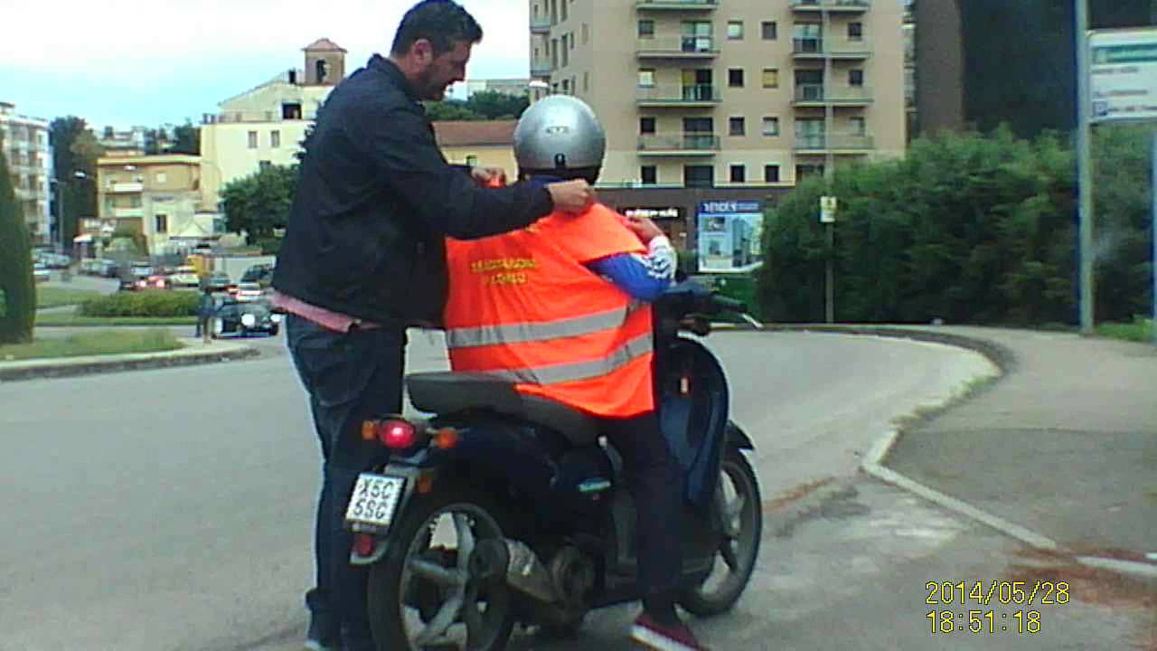Esercitazione di guida su ciclomotore (patente AM). Certifichiamo, certifichiamo ...