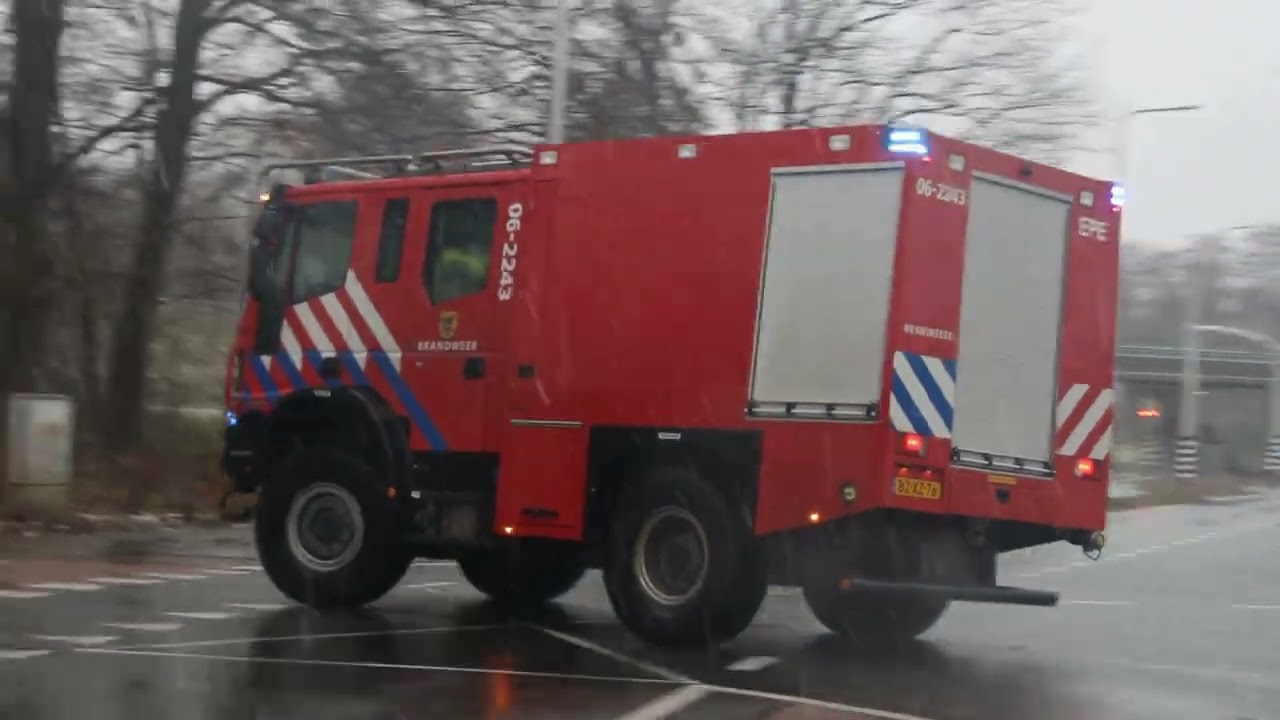 Brandweer Epe TST 062243 met spoed onderweg naar een vrachtwagenbrand in 't Harde