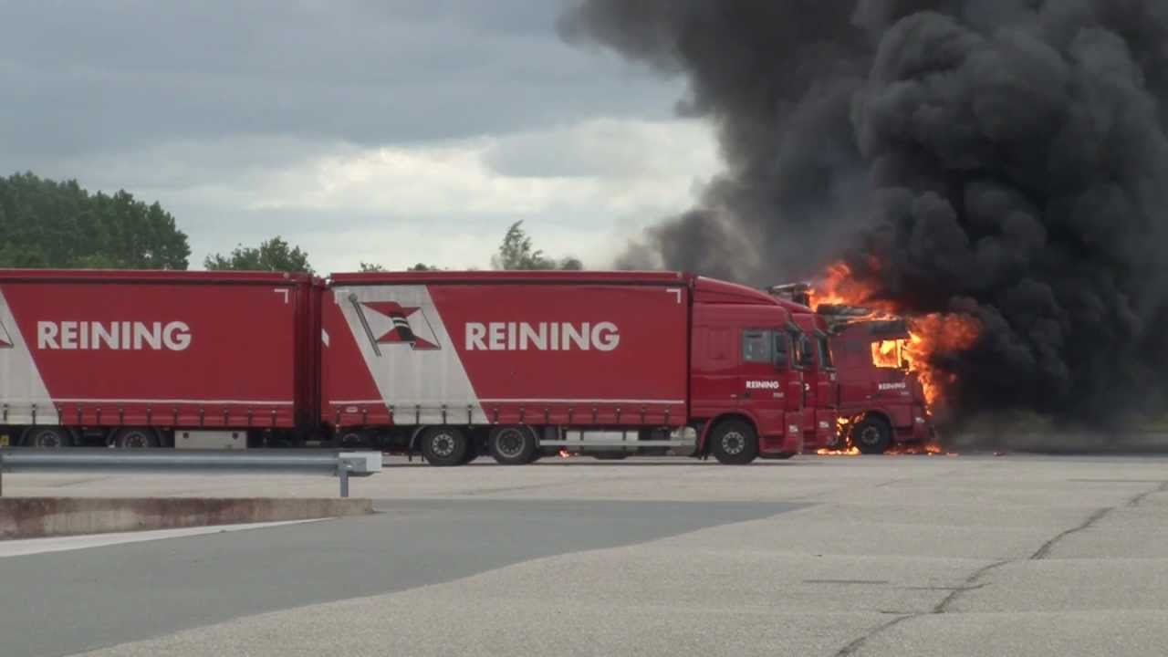 Kolham - Vrachtwagen en trailer bij Reining Kolham door brand verwoest