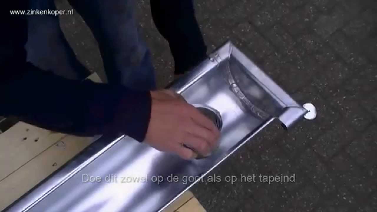 Zinken tapeind solderen in een zinken dakgoot