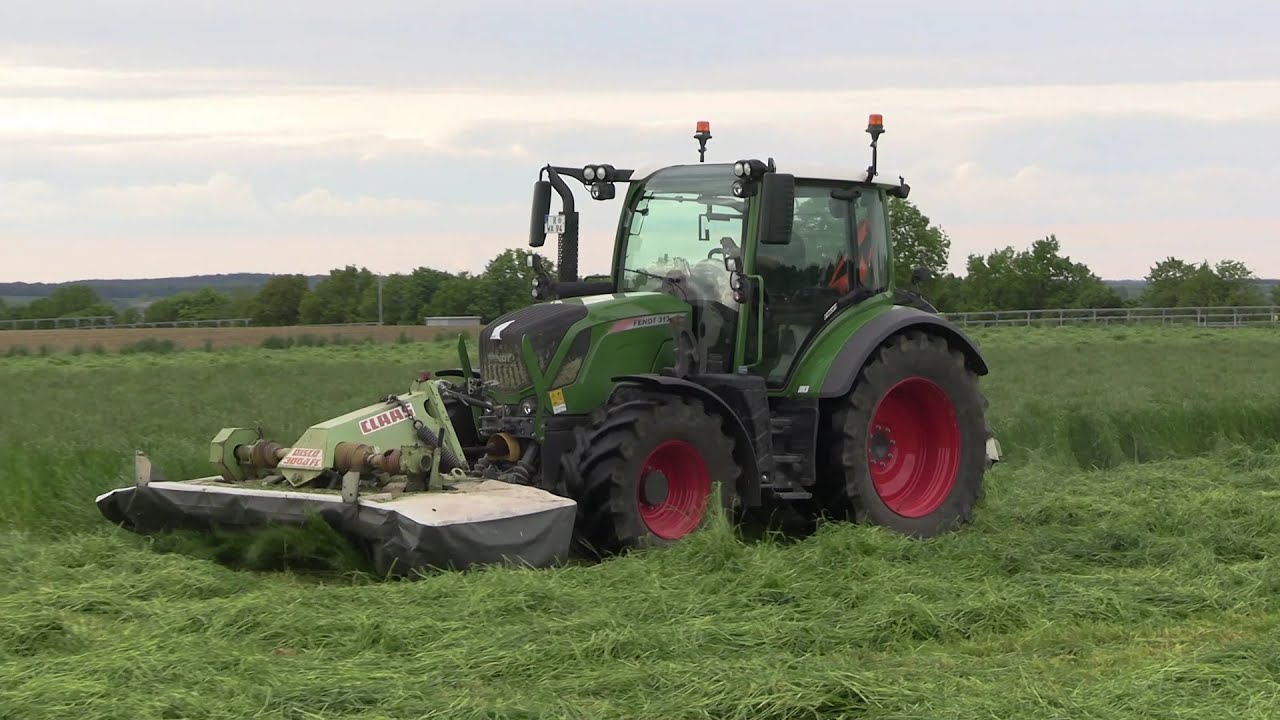 1. Schnitt 2021 in Pentling - Fendt 313 Vario mit Claas Mähkombination