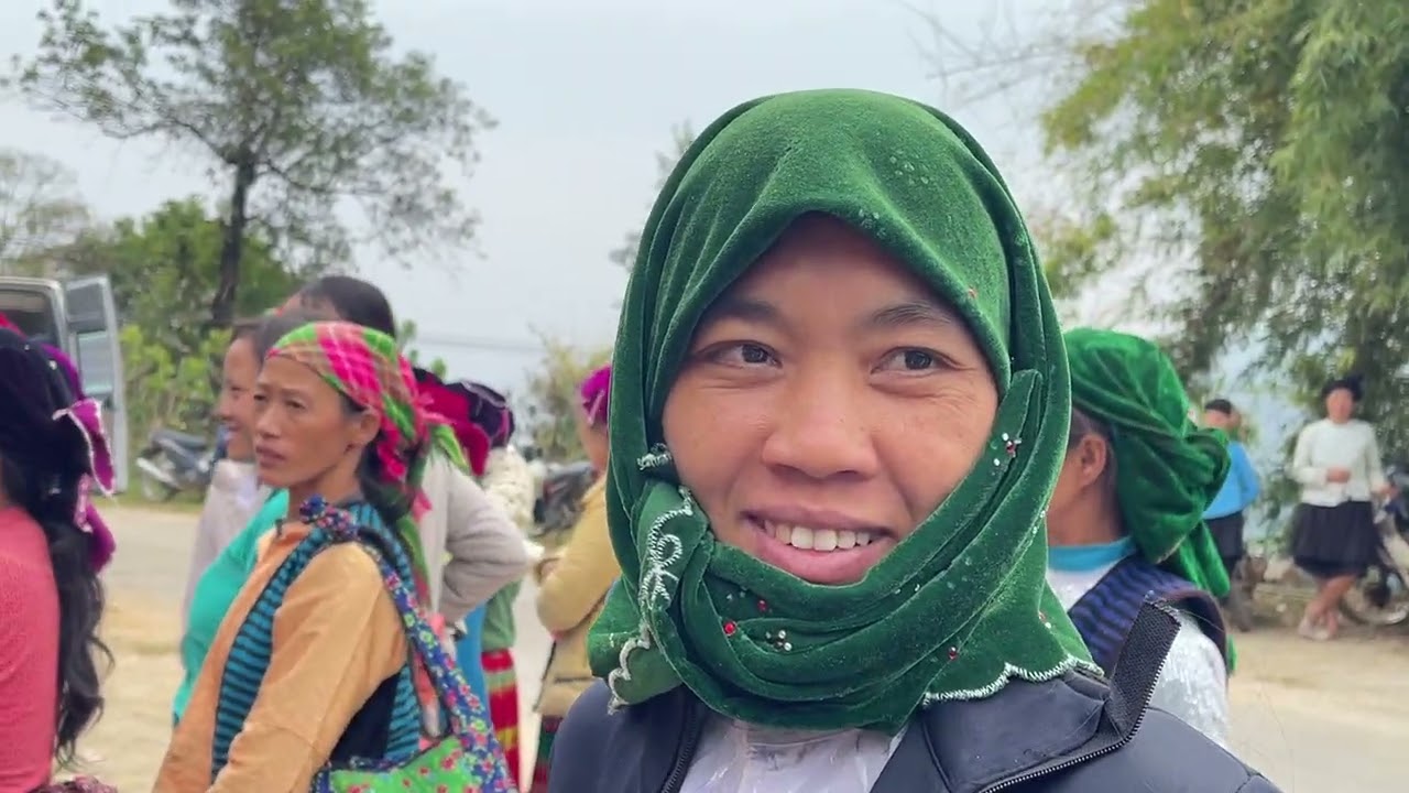 Đồng bào dân tộc Mông Mèo Vạc nhận quà thiện nguyện từ Ninh Bình trao tặng 