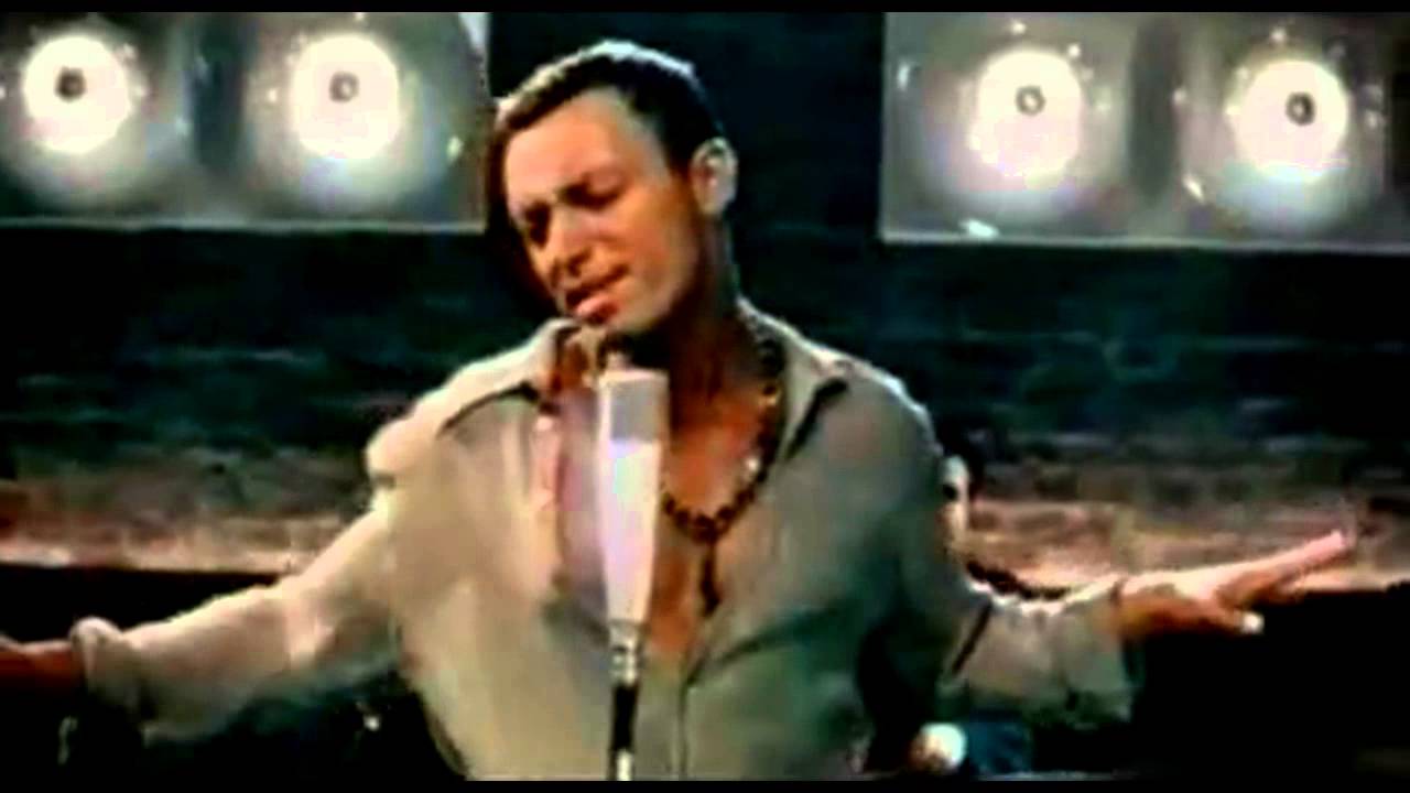 Mustafa Sandal featuring G&uuml;lcan performing: Aya Benzer - Turkish Version - Official Music Video