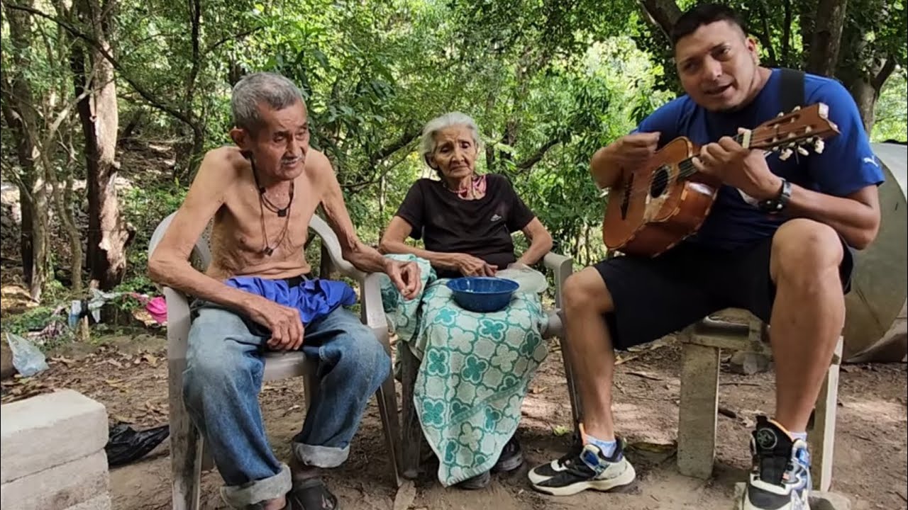 Don Aquileo le dedica una canción a su esposa ❤️ un matrimonio de más de 90 años de estar juntos 