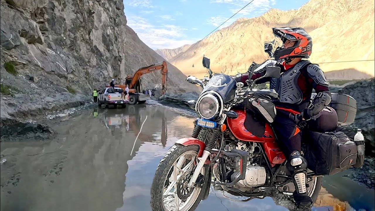 Stucked in Masive Landslide at Raikot bridge | Naran to astor