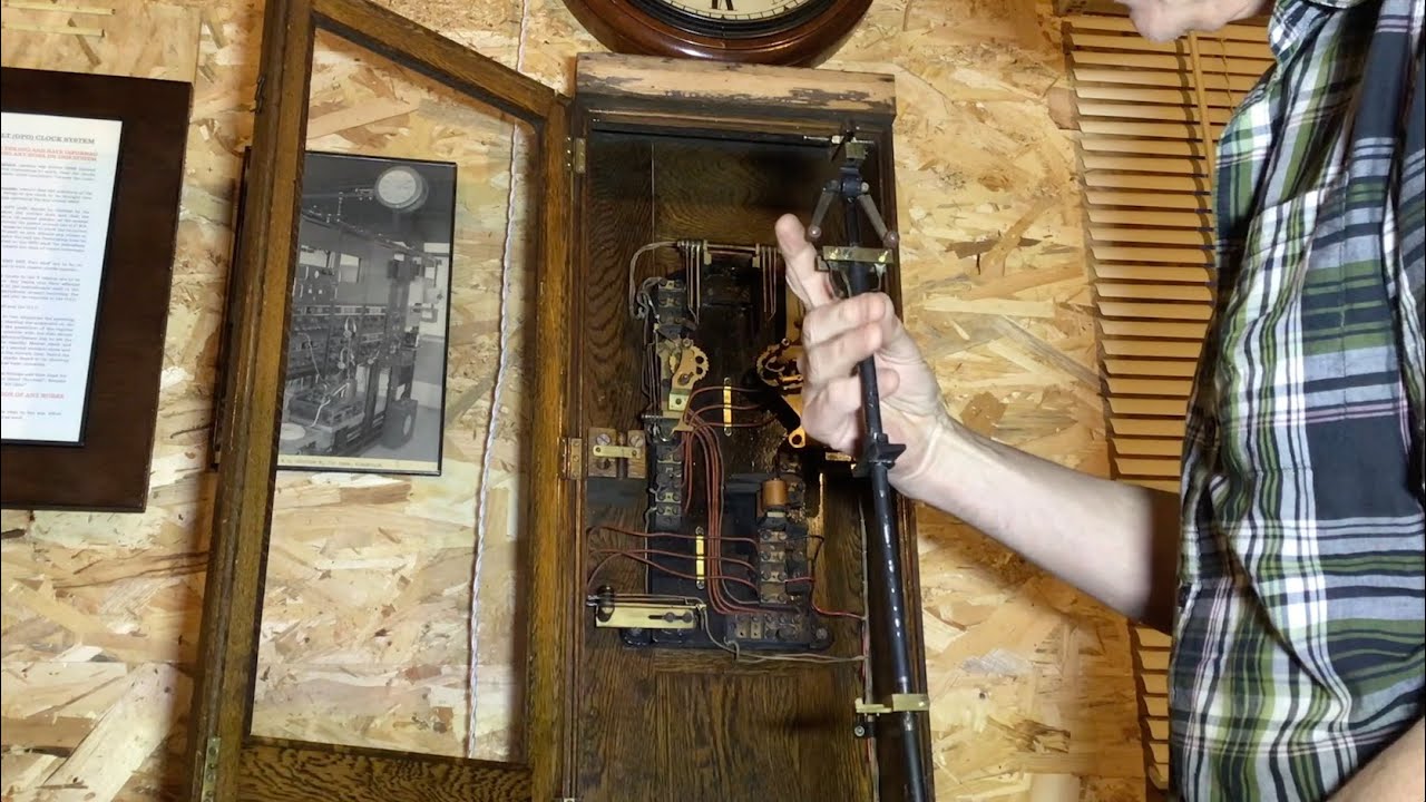 Correctly hanging a GPO clock No  36