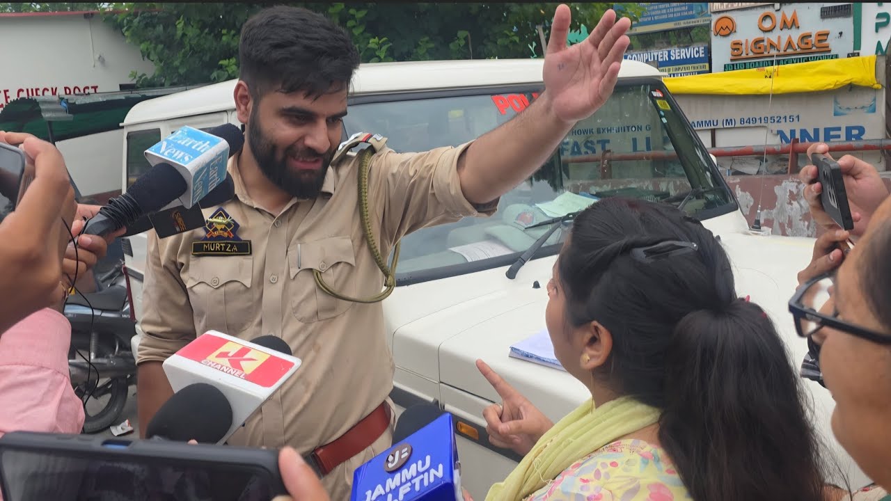 E-Bus Driver, Passangers aur Police ke Beech 