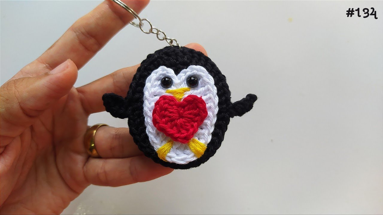 как легко и быстро связать брелок крючком - влюбленный пингвин 🐧(с субтитрами)