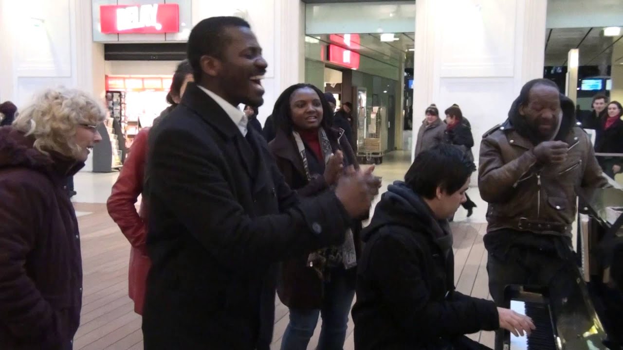 Culte matinal  piano  gare saint lazare.Mars 2014