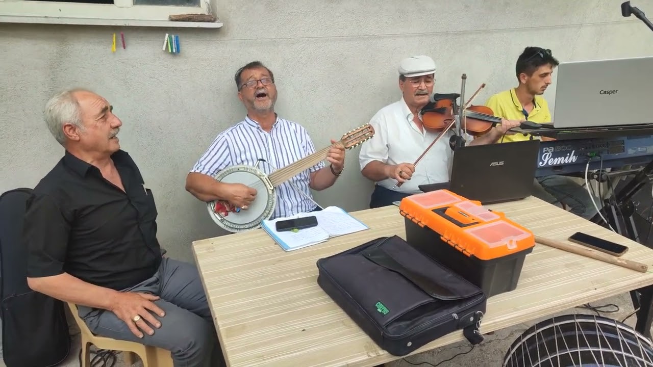 DEMİRCİ'nin MAHMUTLAR köyünde Recep Gömeç, Mustafa Kaya ve Mustafa Karakoç ALLI GELİN türküsünü