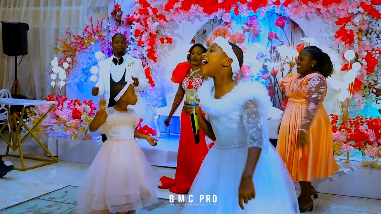Hii hapa perfomance nyingine ya DORICAS katika harusi Akiimba Live