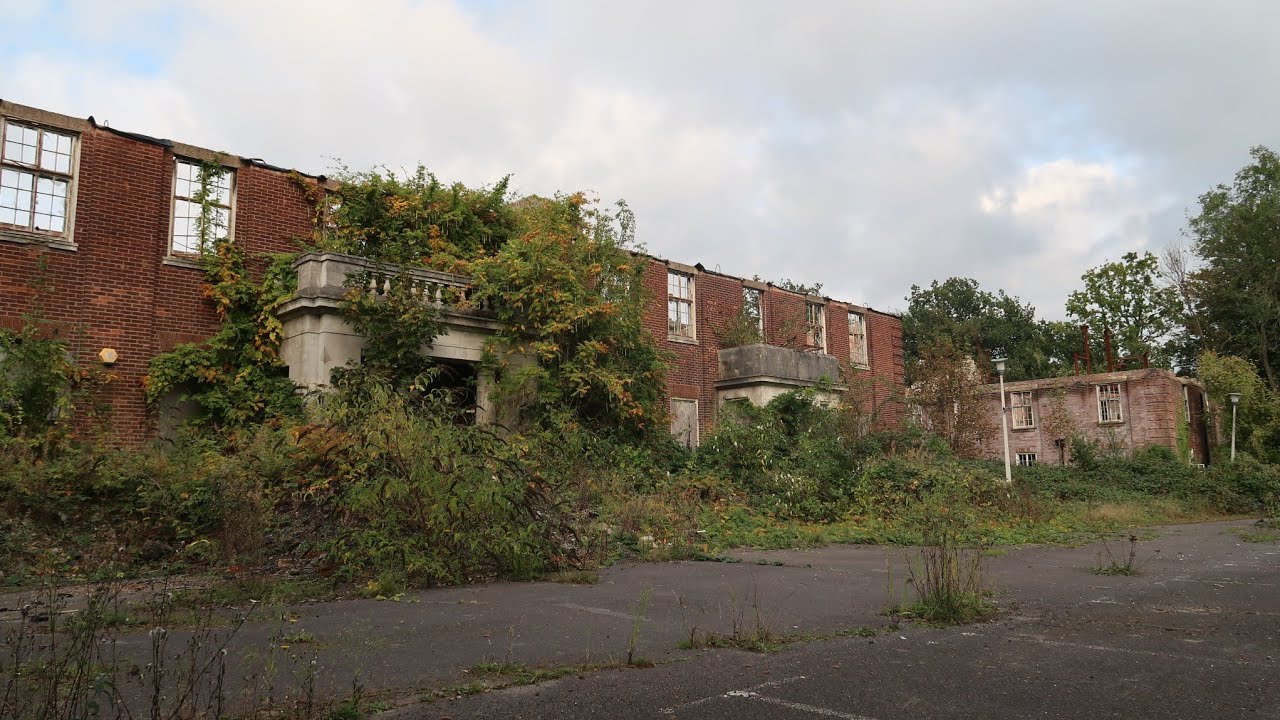 Abandoned RAF Kenley Officers Building (DANGEROUS)