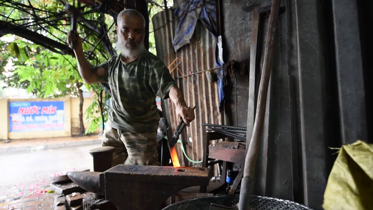 Une enclume, un marteau, une chauffe, un ricasso