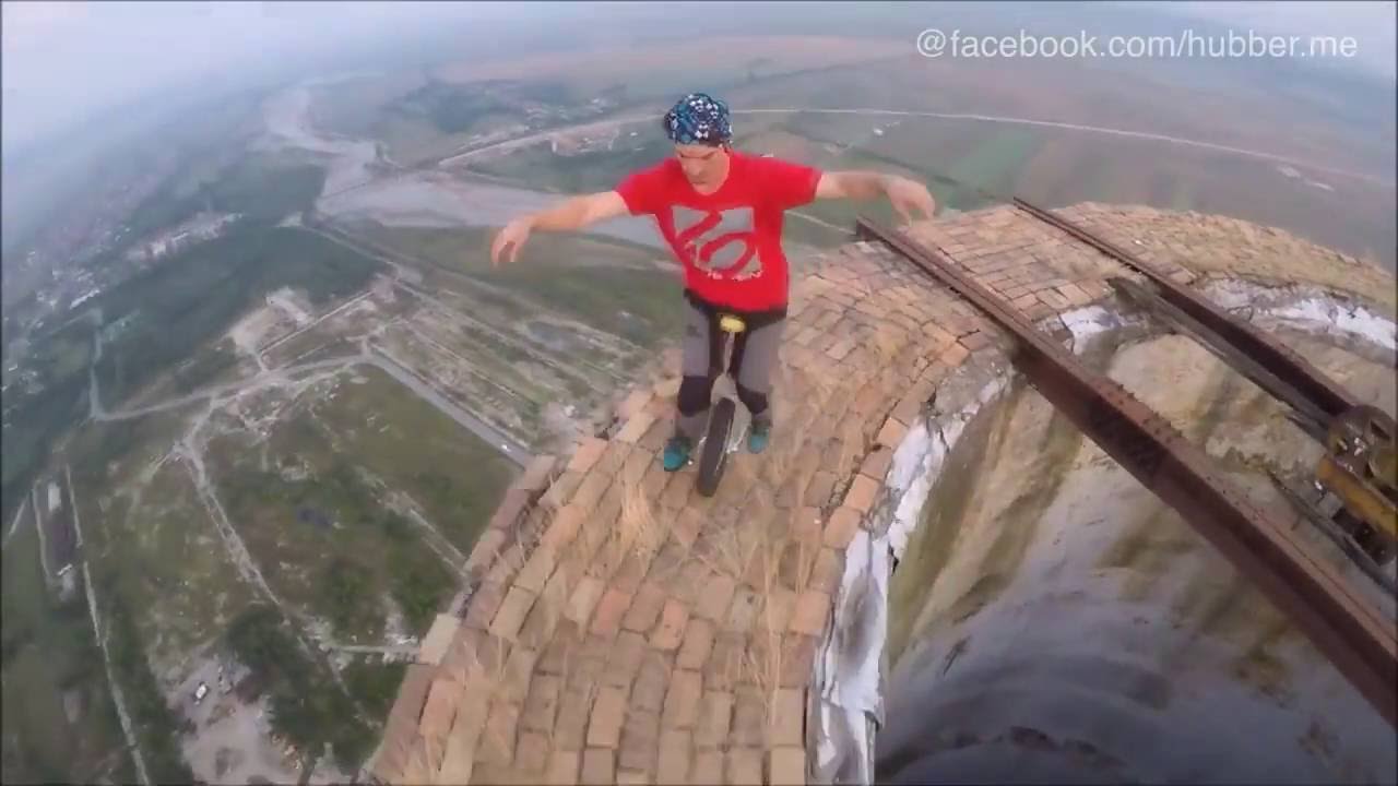 Schwindelerregend: Einradfahren auf hohem Schornstein