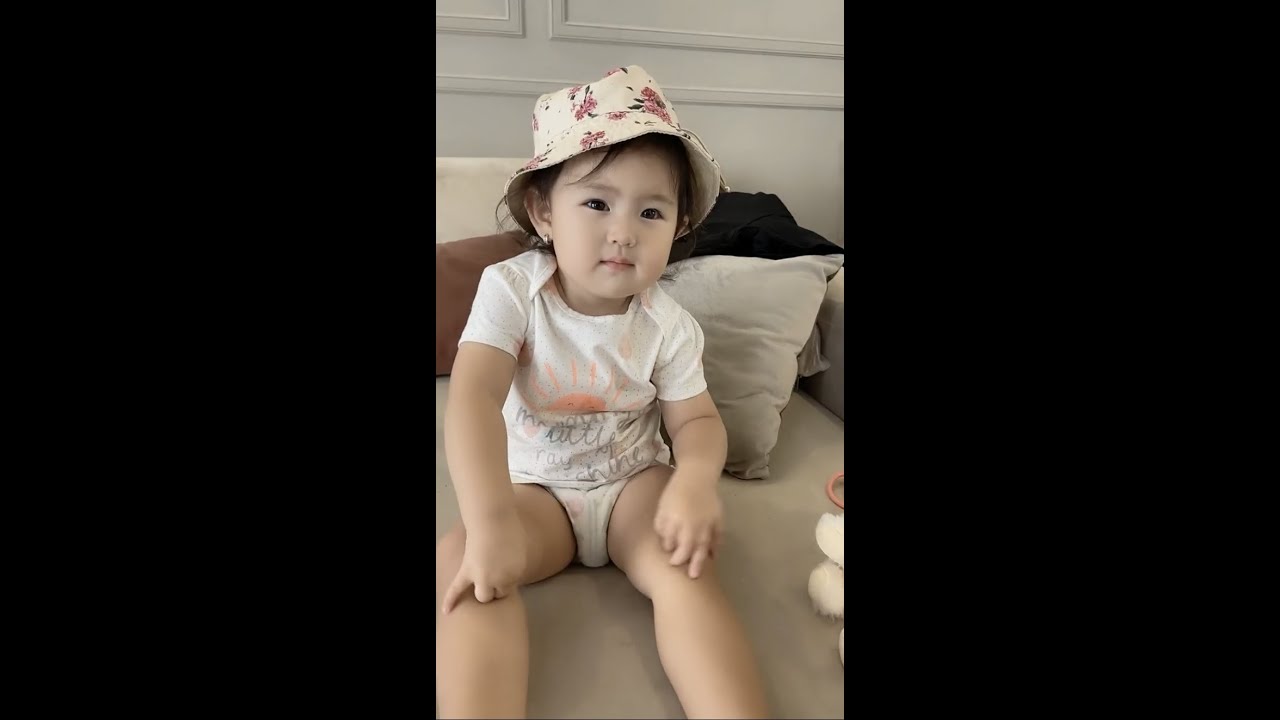 两岁时莉娜宝贝被狗追着咬，吓得躲到妈妈怀里！