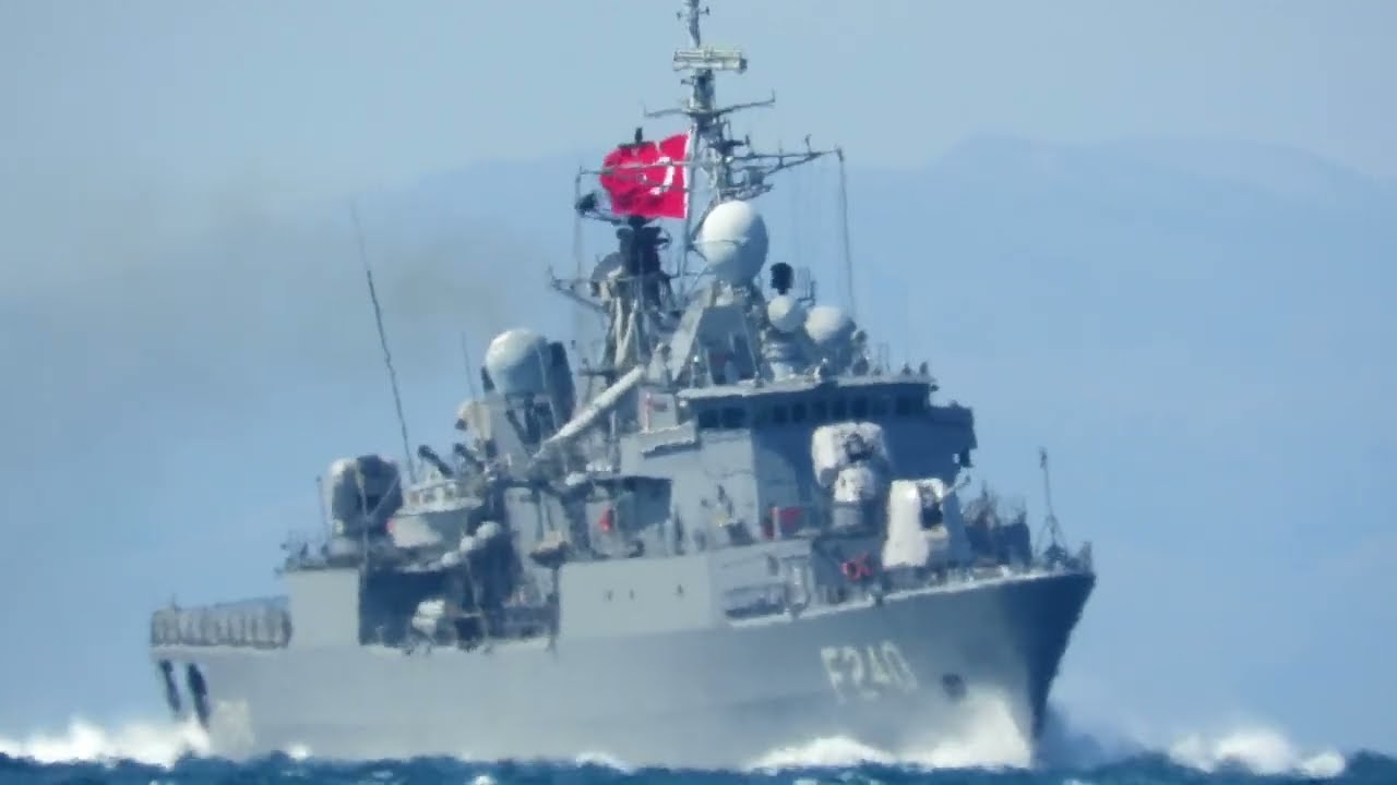18 Mart Deniz Zaferi Kutlamalarında Abide Önünden Geçen Deniz Filomuz