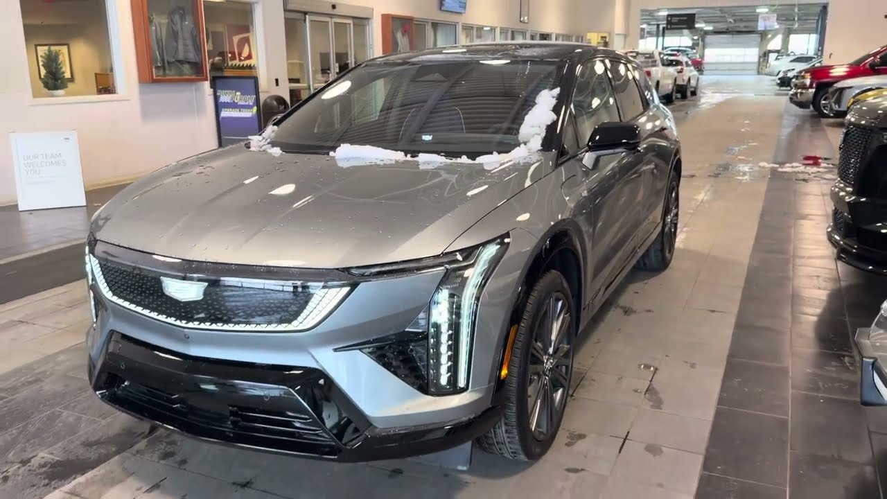 Cadillac Optiq 2026 года — серебристо-серый/синий фантом