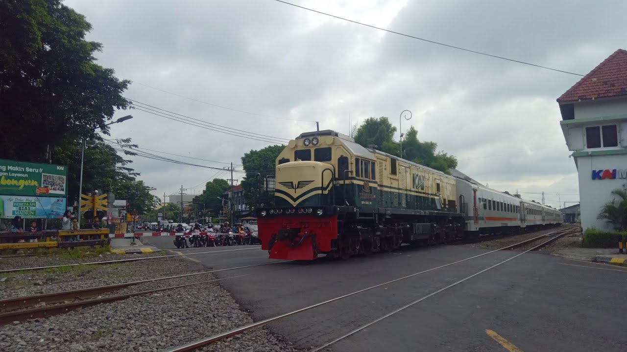 Momen kereta api dengan livery seperti era tahun 77