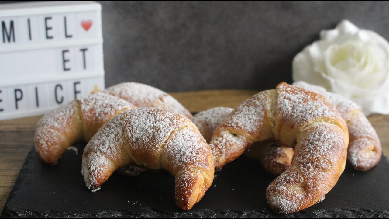 بريوش بالعنب المجفف على شكل كرواصونbrioches aux raisins