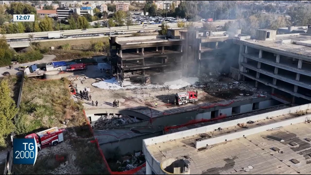 Incendio edificio abbandonato alla periferia di Roma. Uomo si lancia dalla finestra per salvarsi