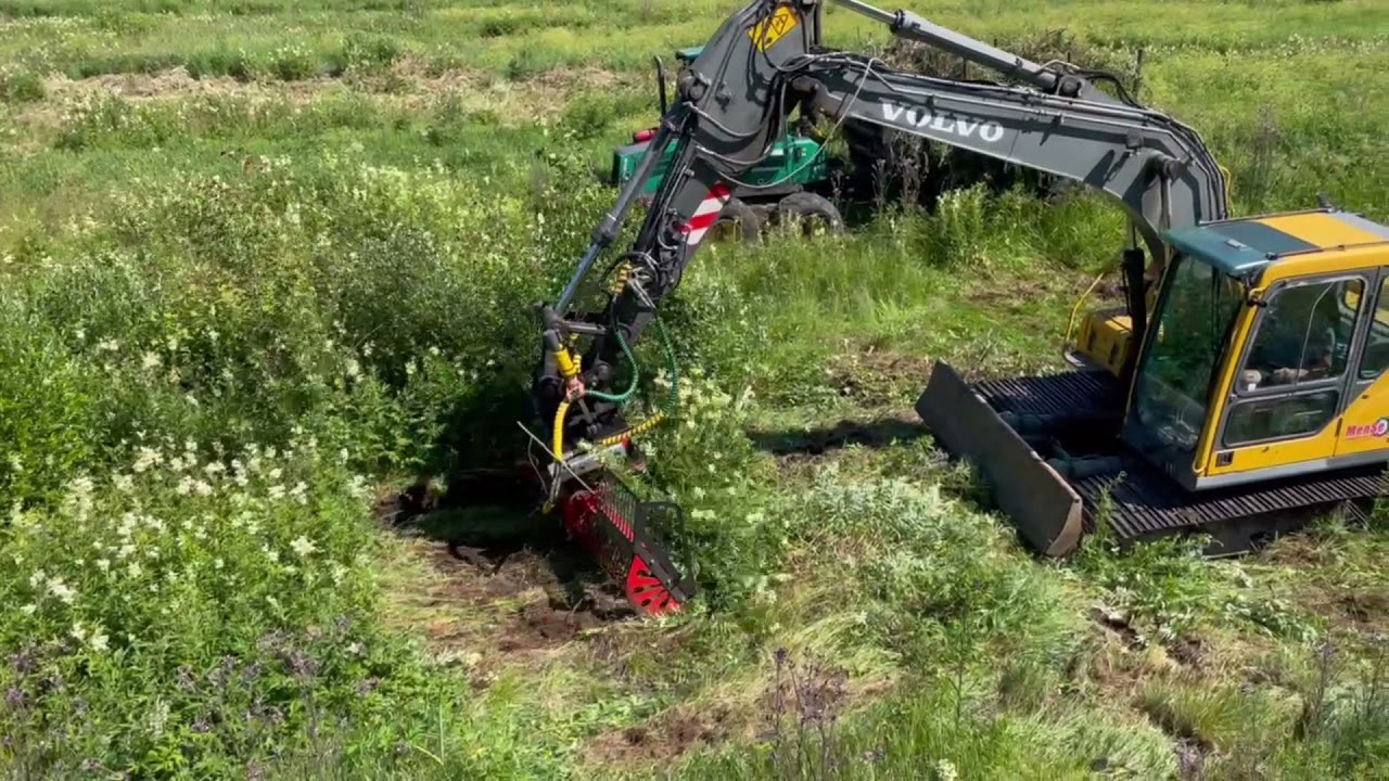 MenSe NK7 weed cutting bucket working on the field