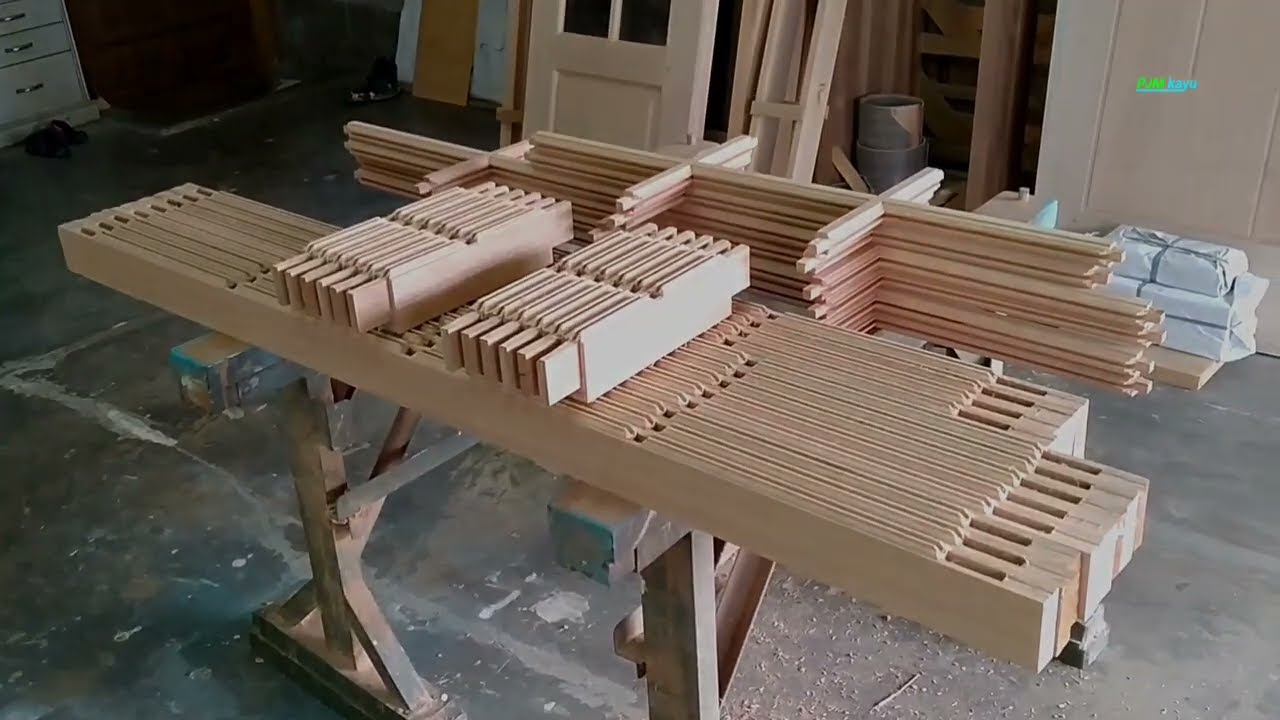 Pembuatan jendela model klasik . Pake CS cordless dong Cheng mantap . Kayu Meranti oven .Tukang kayu