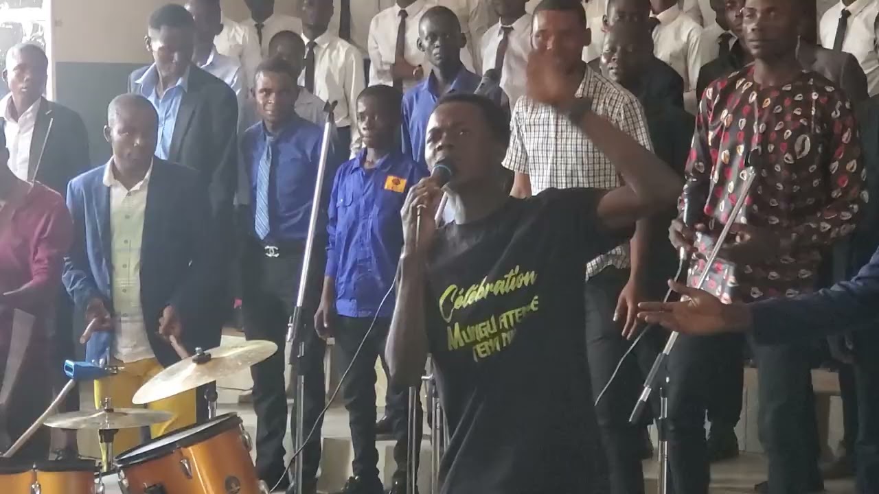 frère Amos wa nzambi dans l'église 30eme CEPCO KERITH chante SIWEZI KUSABU