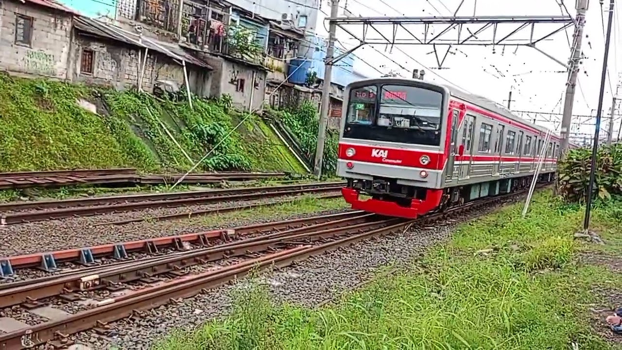 Ngabuburit nonton kereta lewat#keretaapi #ramadan #trending #trendingvideo #yummy#vidio#fypシ #viral 